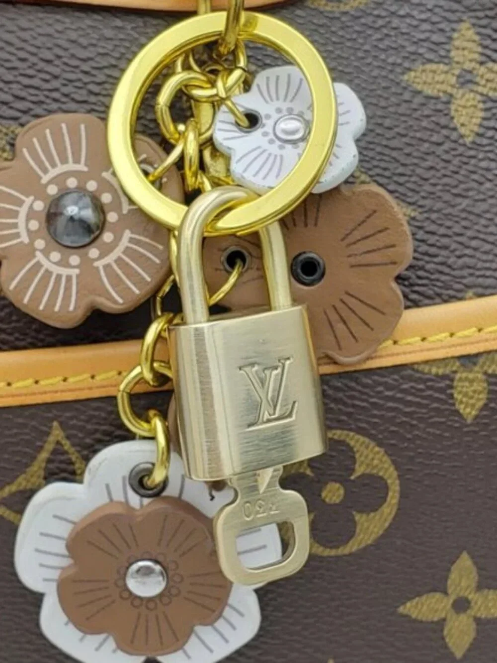 LV Authentic Gold Padlock 🔒 Key Set w/ Unbranded Flower Keychain Charm